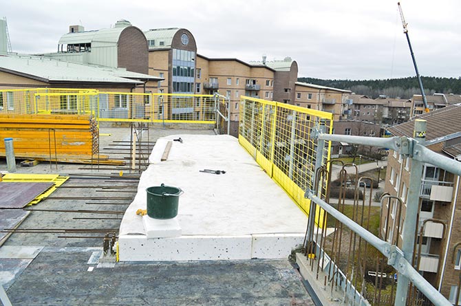 Feste for fallsikring innstøpt i betongvägg