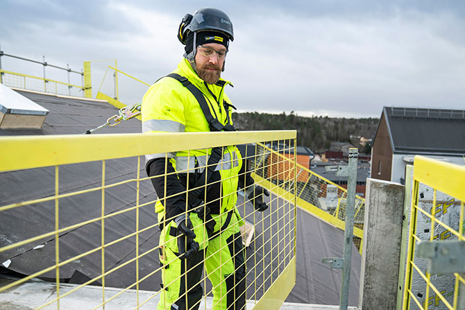 Montering fallsikring byggeplass