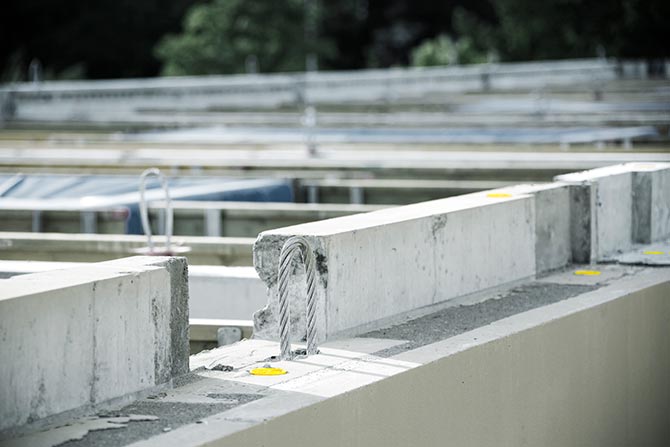 Feste for fallsikring innstøpt i betongvägg