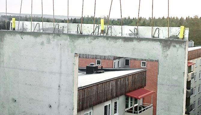 Feste for fallsikring innstøpt i betongvägg